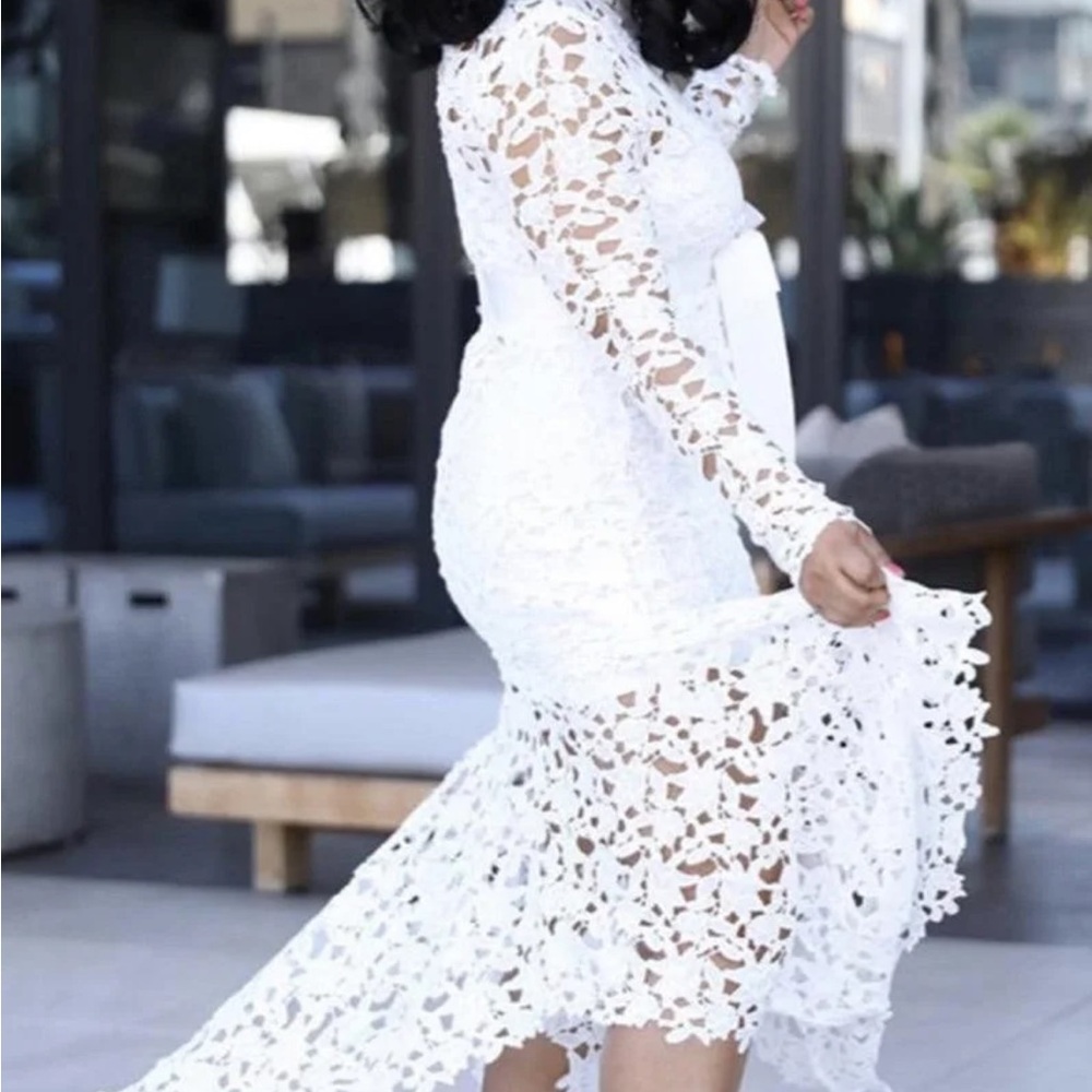 Chic Long Sleeve White Lace Dress - Picture 2 of 6